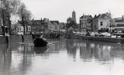 825939 Gezicht op de Stadsbuitengracht te Utrecht, ter hoogte van de Weerdsluis, met op de achtergrond de Zandbrug over ...